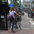 U-Stal afbeelding; fietser bij ingang fietsenstalling Smakkelaarsveld